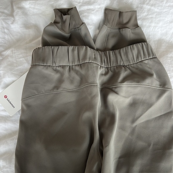 Lululemon On The Fly *Woven - Sage - Picture 10 of 11